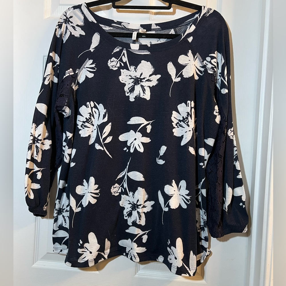 🦋 Blue and white floral Cato top with lace detail  size xlarge